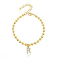 Elegante bracciale di perle in acciaio dorato con un ciondolo a lettera R con strass. - Braccialetto a Sfere Iniziale R con Strass / Argento
