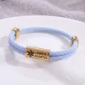 Braccialetto medico intrecciato azzurro con targhetta in acciaio inossidabile inciso per uso. - Stile Allerta Medica / Corda Blu Chiaro Hardware Dorato