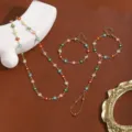 Encantador conjunto de joyas con collar y pulsera de margaritas de colores vivos. - Juego de Collar y Pulsera de Margarita de 3 Piezas