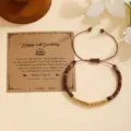 Primer plano de la pulsera trenzada de piedra natural Morse con tarjeta de felicitación. - Pulsera 21 de Cumpleaños con Código Morse Dorado / Con Tarjeta