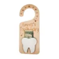 Houten tandenfee deurhanger detail met mooie witte tandenzak en gegraveerde sterren. - 23*9cm / Stijl C