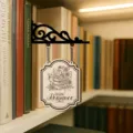 Holz Bücherregal Schild Detail, gotisches Totenkopf Rosen Design mit schwarzer Halterung. - Stil 3