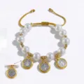 Bracelet réglable à perles de mode et perles dorées avec pendentif Saint-Benoît pour femme. - Style Trois Médailles