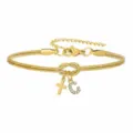Dettaglio di bracciale a catena serpente dorata con nodo d'amore, croce e ciondolo lettera C. - Bracciale Nodo Concentrico Croce Strass Stile C / Oro