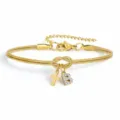 Vista dettagliata del bracciale a catena serpente dorata con nodo, croce e lettera B. - Bracciale Nodo Concentrico Croce Strass Stile B / Oro