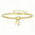 Primo piano dei dettagli del bracciale serpente doro con ciondolo a croce e lettera J strass. - Bracciale Nodo Concentrico Croce Strass Stile J / Oro