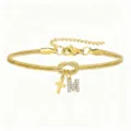 Vista dettagliata del bracciale in catena a serpente dorata con nodo, lettera M e croce. - Bracciale Nodo Concentrico Croce Strass Stile M / Oro