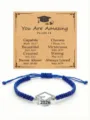 Blauwe gevlochten armband met 2026 afstudeerhoed bedel en inspirerende cadeaukaart. - Met Kaart / Saffierblauw