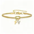Elegante bracciale in catena serpentina dorata con nodo, croce e ciondolo lettera V. - Bracciale Nodo Concentrico Croce Strass Stile V / Oro