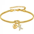 Dettaglio del bracciale in catena a serpente dorata con nodo d'amore e ciondolo con lettera. - Cuore Strass X Oro