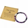 Detalle de cuentas de amatista natural con abalorio número 21 y tarjeta de cumpleaños. - Pulsera de Cuentas de Amatista Número de Cumpleaños 21 / Con Tarjeta