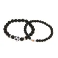 Dettaglio di braccialetti in perle nere opache con ciondolo calcio e lettera M - Bracciale Lettera Calcio (Lettera A) / Set di 2 pezzi / Nero Opaco