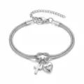 Gedetailleerde close-up van de stijlvolle roestvrijstalen slangenketting armband. - MUM Gegraveerde Stijl / Zilver