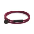 Dettaglio bracciale in corda Milan bordeaux a doppio strato con barra e ciondolo nero. - Perimetro 40cm / Corda Rosso Vino Accessorio Nero (ZR20250715B4)