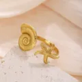 Vergoldeter Edelstahl verstellbarer Ring mit filigranem Muschel und Seestern Design. - 1 Stück / Seestern Conch Ring Gold