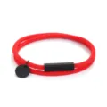 Bracciale in corda intrecciata rossa con tubo metallico rettangolare nero e ciondolo rotondo - Perimetro 40cm / Corda Rossa Accessorio Nero (ZR20250715B4)