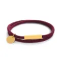 Vista di dettaglio ravvicinata del bracciale in corda bordeaux con una barra metallica dorata. - Perimetro 40cm / Corda Rosso Vino Accessorio Oro (ZR20250715B4)