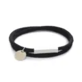Primo piano del fermaglio magnetico rettangolare in acciaio inox e braccialetto charm. - Perimetro 40cm / Corda Nera Accessorio Argento (ZR20250715B4)