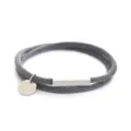 Vista dettagliata del bracciale in corda grigia con chiusura magnetica e targhetta rotonda. - Perimetro 40cm / Corda Grigia Accessorio Argento (ZR20250715B4)