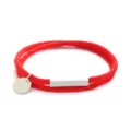 Primo piano della barra in acciaio e targhetta rotonda su braccialetto di corda rossa. - Perimetro 40cm / Corda Rossa Accessorio Argento (ZR20250715B4)