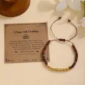 Vista detallada del brazalete trenzado de cumpleaños de piedra natural y acero inoxidable. - Pulsera 50 de Cumpleaños con Código Morse Dorado / Con Tarjeta