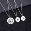 Vue détaillée de trois colliers en acier inoxydable avec pendentifs ronds pissenlit. - Ensemble Collier Disque Pissenlit 3 Pièces