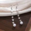 Vista dettagliata di lunghi orecchini pendenti in acciaio inossidabile con stelle e perle, gioiello. - Solo Orecchini (1 Paio) / Oro 18K / Argento
