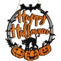 Vista dettagliata del cartello sospeso di Halloween in legno con design a zucca e gatto nero. - 30x30x0.5cm