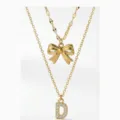 Collana multistrato dorata da donna con grazioso ciondolo a fiocco e charm con lettera D in strass. - Stile a Doppio Strato con Lettera Iniziale D e Fiocco / Oro