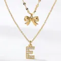 Collana doppia in oro giallo con fiocco e ciondolo lettera E con strass donna elegante - Stile a Doppio Strato con Lettera Iniziale E e Fiocco / Oro