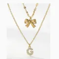 Collana a doppio strato dorata con fiocco e ciondolo lettera G in strass, gioiello da donna - Stile a Doppio Strato con Lettera Iniziale G e Fiocco / Oro