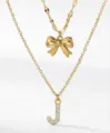 Collana a strati dorata con ciondolo a fiocco e lettera J in zirconi per donna. - Stile a Doppio Strato con Lettera Iniziale J e Fiocco / Oro