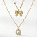 Collana doppia dorata con ciondolo a fiocco e lettera Q in cristallo da donna. - Set da 2 pezzi - Stile Fiocco Lettera Q / Oro