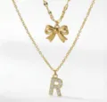 Collana a doppio strato con fiocco dorato e ciondolo lettera R in strass, gioiello da donna. - Set da 2 pezzi - Stile Fiocco Lettera R / Oro
