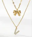 Collana a strati dorata con ciondolo a fiocco e charm lettera V tempestato di luminosi strass. - Stile a Doppio Strato con Lettera Iniziale V e Fiocco / Oro