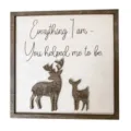 Détail déco murale en cerf en bois, design rustique découpé au laser avec citation inspirante. - 22x22x0.5cm / Cerf