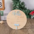 Segnale di annuncio di nascita di neonato in legno bambino pietra miliare regalo - 15 cm x 15 cm / Cravatta blu cielo