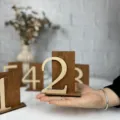 Numero da tavolo in legno rustico, numero 2 decorazione nuziale in legno espositore da scrivania. - Targa con Numero da Tavolo in Legno