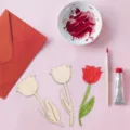 Nahaufnahme von hölzernen blanken Tulpenblüten-Holzchips für DIY-Malhandwerk und Dekoration. - 3 Stück
