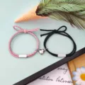 Partner Magnet Armbänder mit rosa und schwarzen Kordeln und Herzmagnet für Paare Geschenk. - 1 Paar / Schwarz und Rosa