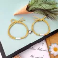 Paar magnetische geflochtene Seilarmbänder mit Herzanhänger, stilvoller gelber Kordschmuck Detail. - 1 Paar / Gelb