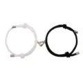 Vista detallada de los pulseras de pareja trenzadas en blanco y negro con corazón. - Corazón Blanco y Negro Par