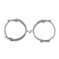 Gedetailleerd overzicht van grijze gevlochten koppel magnetische armbanden, minimalistisch. - Hart Grijs Paar