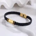 Primo piano dettagliato di un bracciale intrecciato in pelle PU nera e blu con chiusura in acciaio. - Nero Blu Oro (17CM)