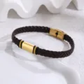 Vista dettagliata del bracciale in pelle PU intrecciata marrone con dettagli in acciaio dorato. - Marrone Oro (17CM)