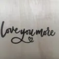 Letrero de madera Love You More en letra cursiva, ideal para decoración de San Valentín. - Juego de 3 con 10 puntos de pegamento