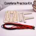 Houten knoop training bord kit met standaards en kleurrijke oefentouws voor buiten kamperen. - Knoop-oefenbord met elk 5 touwen en standaard