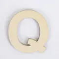 Natuurlijke houten letter Q uitsparing voor DIY ambachten, huisdecoratie en fotografierekwisieten. - Letter Q / 11cm Hoogte