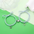 Detalle de cerca de pulseras de cuerda trenzada magnética a juego para pareja con corazón. - Estilo Paisaje (Par Azul Claro)