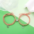 Detailopname van magnetische koppelarmbanden met hartbedels golven en bergmotieven. - Landschap Stijl (Oranjeroze Paar)